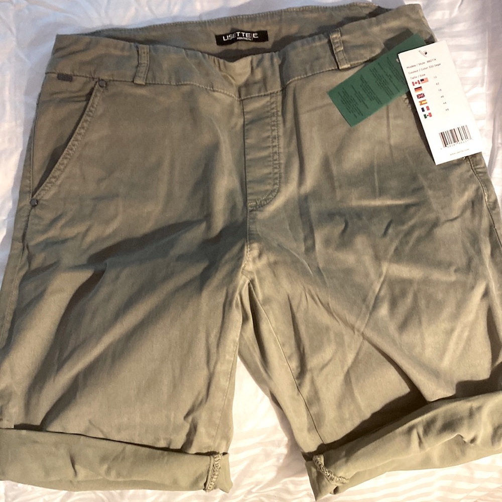 New w/tags Lisette L casual stretch shorts.Appx 7.5-8  length. Green/khaki color
